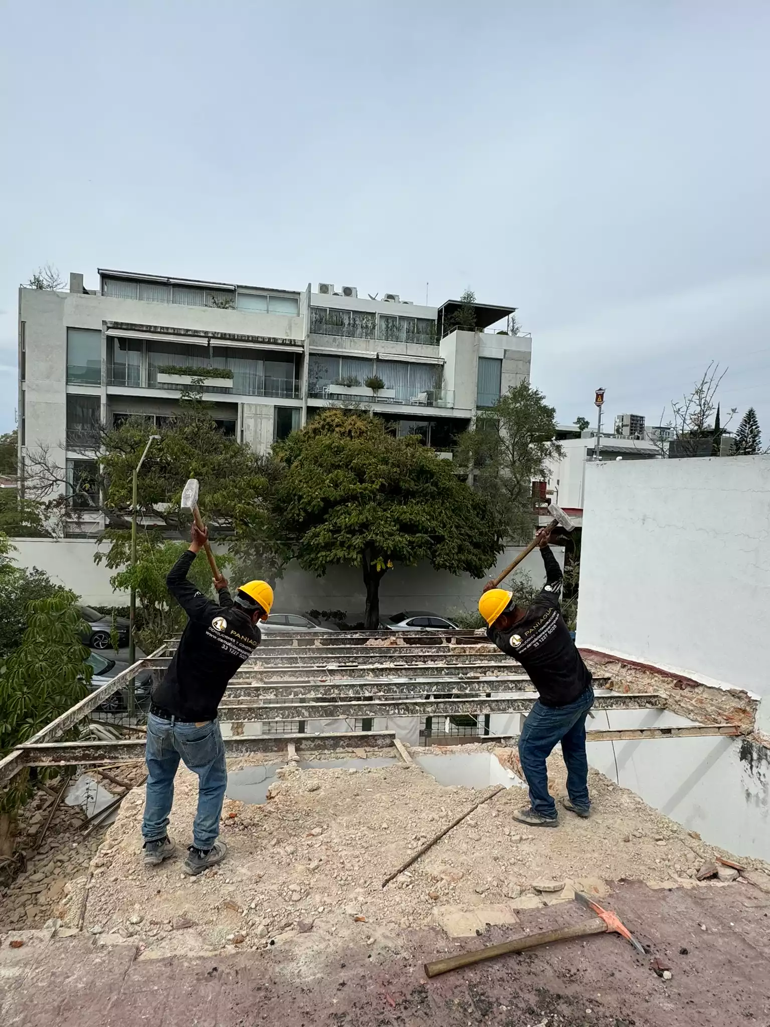 equipo de demoliciones paniagua trabajando