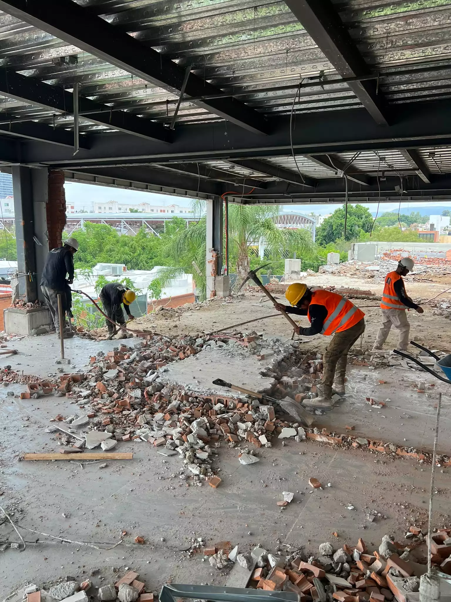 equipo de demoliciones trabajando en Guadalajara