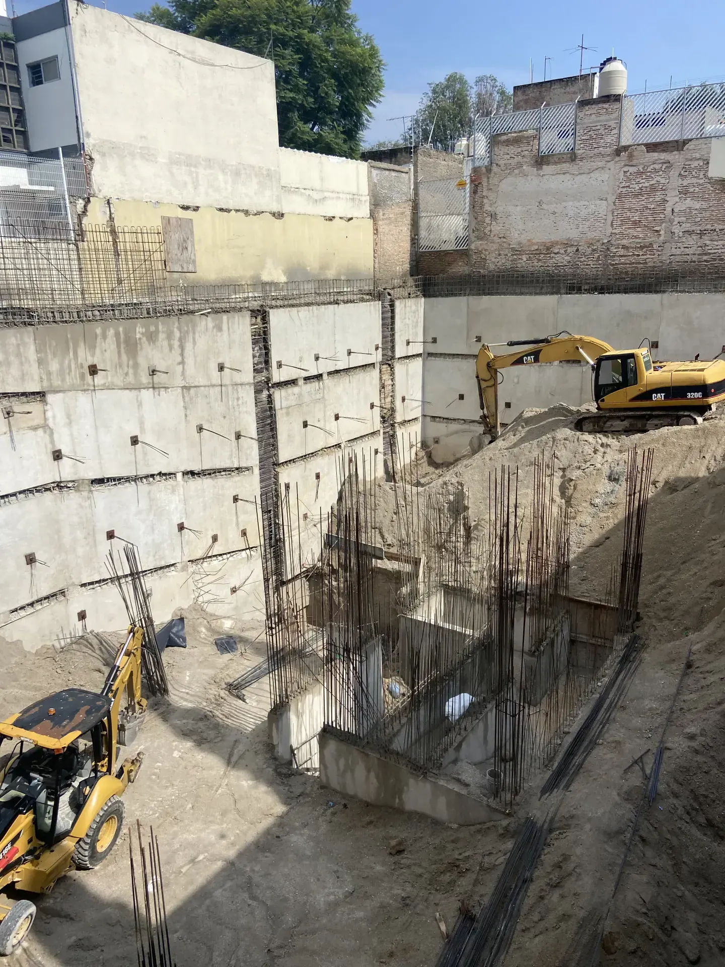 Servicio de maquinaria pesada con personal y maquinaria especializada, enfocado en seguridad, retiro de escombro y avance de obra en Guadalajara, Jalisco.