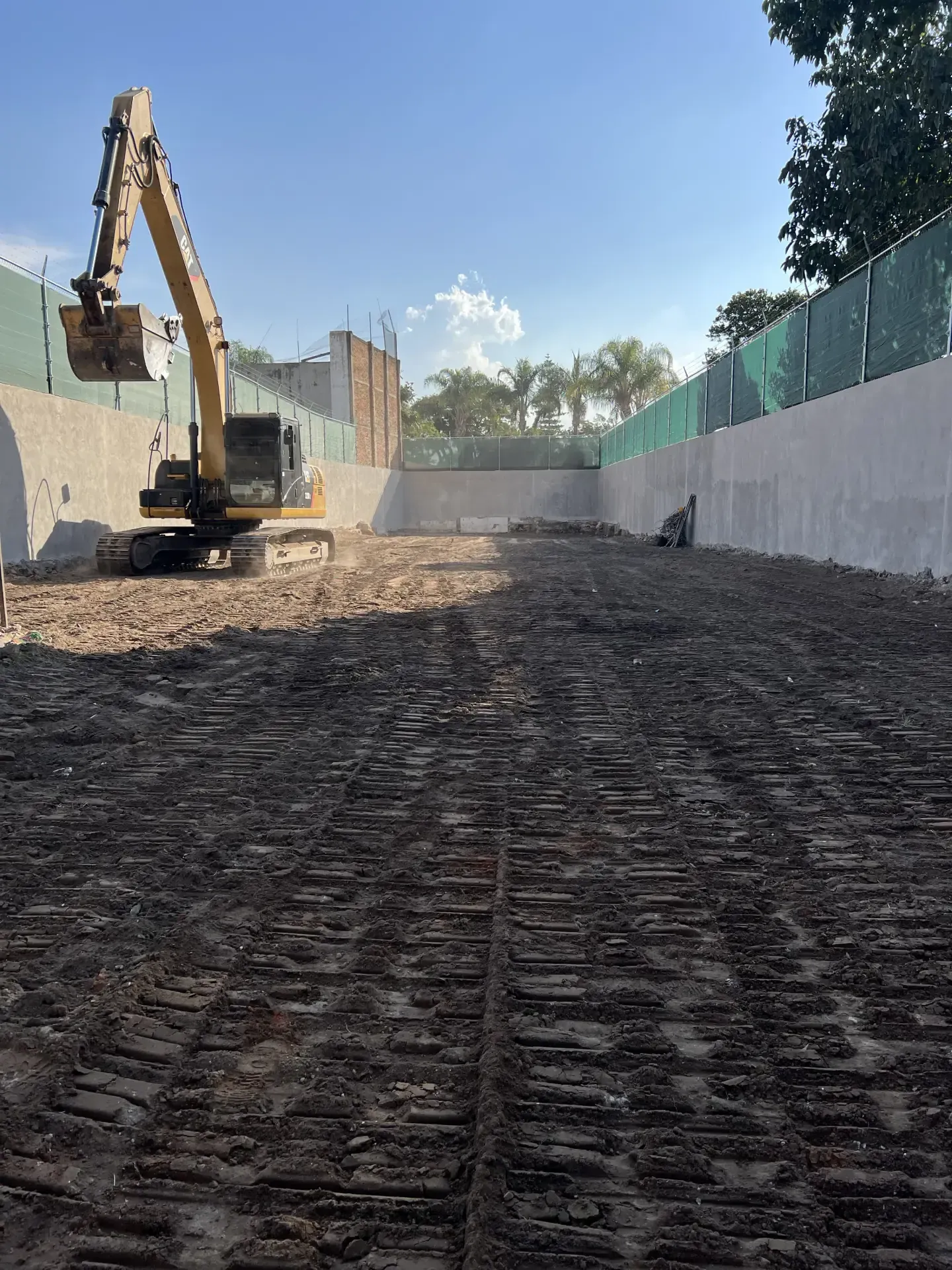 Servicio de obra civil con personal y maquinaria especializada, enfocado en seguridad, retiro de escombro y avance de obra en Guadalajara, Jalisco.